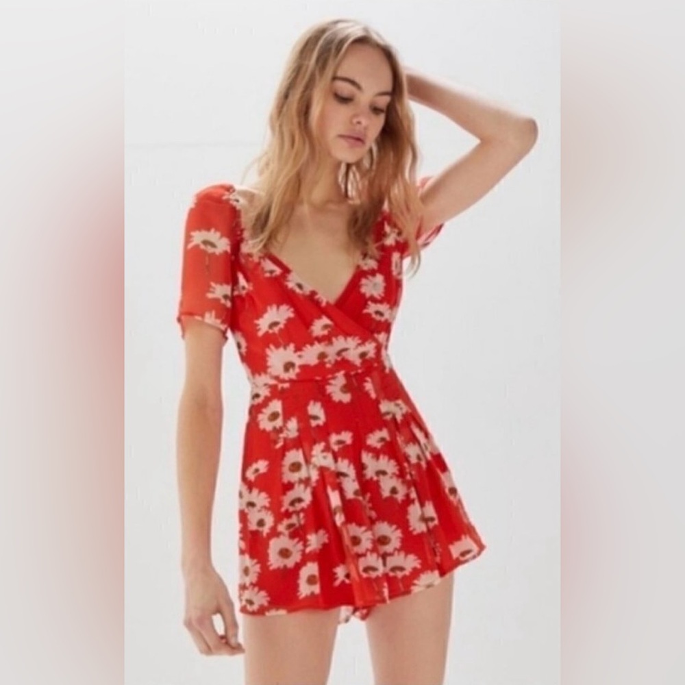 URBAN OUTFITTERS SHORT FLORAL LULA ROMPER, SIZE XS, NWT.